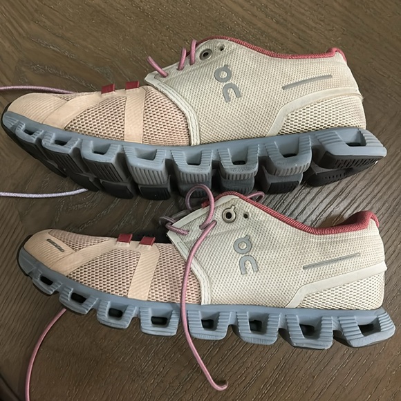 On Running Blush and Charcoal Sneakers Used missing in soles size 7 - Picture 5 of 6